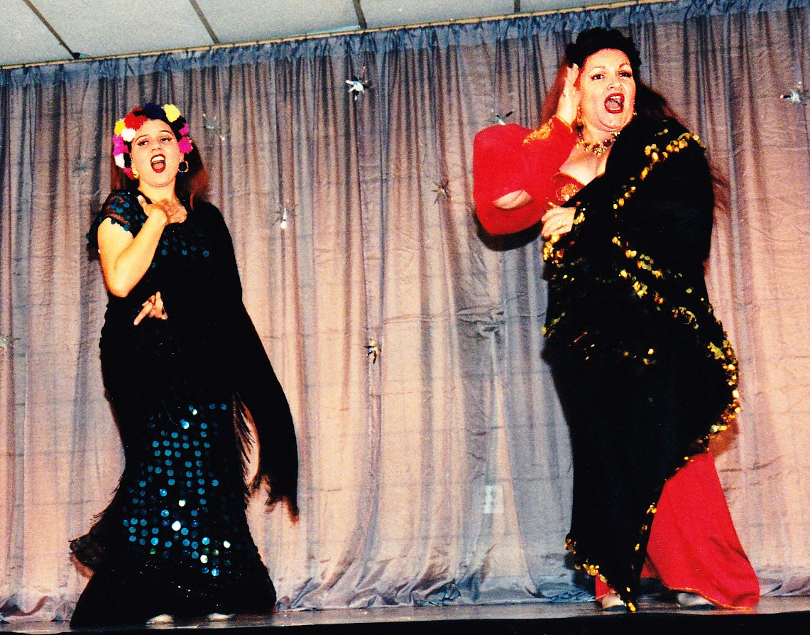 Siham Alshaier and Jihan Jamal performing milaya liff